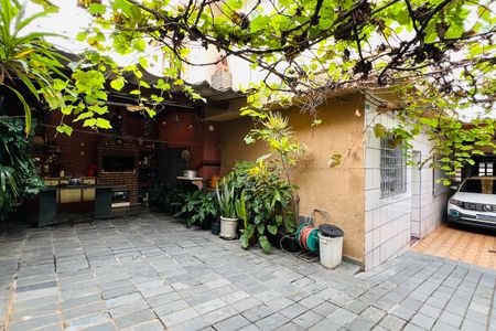 Casa para alugar com 228m², 4 quartos e 6 vagas Casa para alugar com 228m², 4 quartos e 6 vagasGaragem