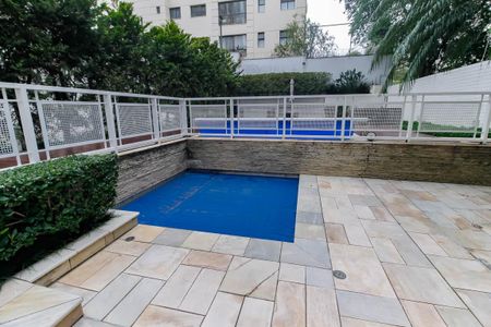 Apartamento à venda com 190m², 4 quartos e 4 vagas Apartamento à venda com 190m², 4 quartos e 4 vagasÁrea comum - Piscina