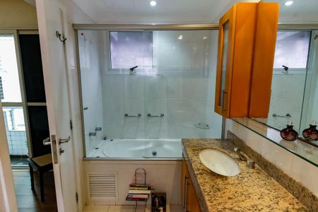 Apartamento à venda com 190m², 4 quartos e 4 vagas Apartamento à venda com 190m², 4 quartos e 4 vagasBanheiro da Suíte 3