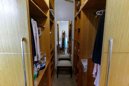 Apartamento à venda com 190m², 4 quartos e 4 vagas Apartamento à venda com 190m², 4 quartos e 4 vagasCloset da suíte 2