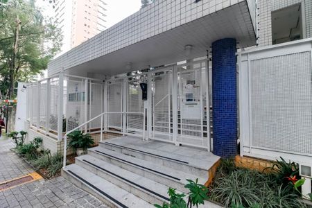 Apartamento à venda com 190m², 4 quartos e 4 vagas Apartamento à venda com 190m², 4 quartos e 4 vagasFachada e portaria