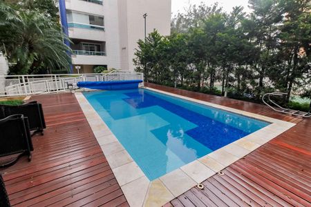Apartamento à venda com 190m², 4 quartos e 4 vagas Apartamento à venda com 190m², 4 quartos e 4 vagasÁrea comum - Piscina