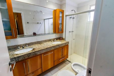 Apartamento à venda com 190m², 4 quartos e 4 vagas Apartamento à venda com 190m², 4 quartos e 4 vagasBanheiro da Suíte 3