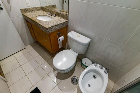 Apartamento à venda com 190m², 4 quartos e 4 vagas Apartamento à venda com 190m², 4 quartos e 4 vagasBanheiro da Suíte 1