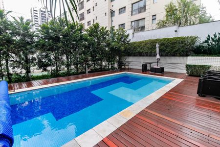 Apartamento à venda com 190m², 4 quartos e 4 vagas Apartamento à venda com 190m², 4 quartos e 4 vagasÁrea comum - Piscina