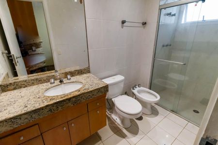 Apartamento à venda com 190m², 4 quartos e 4 vagas Apartamento à venda com 190m², 4 quartos e 4 vagasBanheiro da Suíte 1