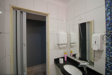 Casa à venda com 250m², 5 quartos e 2 vagas Casa à venda com 250m², 5 quartos e 2 vagasBanheiro