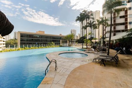 Apartamento à venda com 261m², 4 quartos e 4 vagasÁrea comum - Piscina