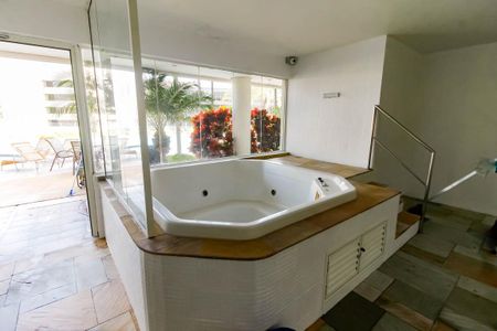 Apartamento à venda com 261m², 4 quartos e 4 vagasÁrea comum - SPA - Ofurô