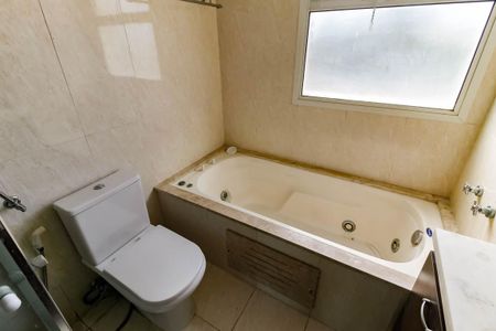 Apartamento à venda com 261m², 4 quartos e 4 vagasBanheiro da Suíte 4 - Banheira