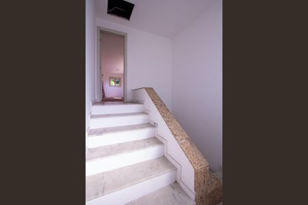 Casa de condomínio para alugar com 600m², 5 quartos e 3 vagas Casa de condomínio para alugar com 600m², 5 quartos e 3 vagasEscada