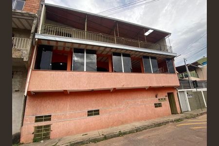 Casa à venda com 136m², 8 quartos e 3 vagasFachada