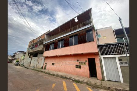 Casa à venda com 136m², 8 quartos e 3 vagasFachada