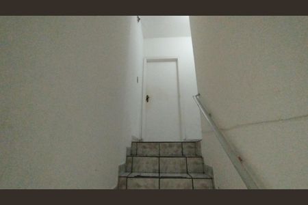 Casa para alugar com 85m², 2 quartos e sem vaga Casa para alugar com 85m², 2 quartos e sem vagaEscada - entrada