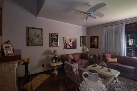 Casa à venda com 260m², 4 quartos e 4 vagas Casa à venda com 260m², 4 quartos e 4 vagasSala