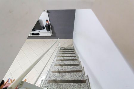 Casa à venda com 70m², 2 quartos e 2 vagasEscada
