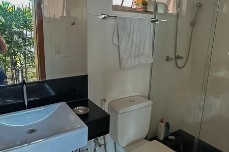 Casa à venda com 270m², 5 quartos e 3 vagasBanheiro 2