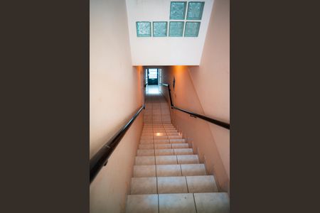 Apartamento para alugar com 100m², 3 quartos e sem vagaEscada de acesso