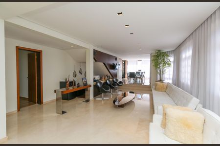 Casa à venda com 596m², 4 quartos e 8 vagas Casa à venda com 596m², 4 quartos e 8 vagasSALA