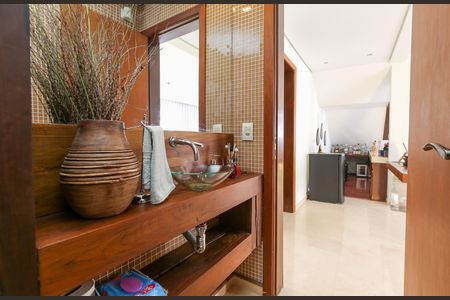 Casa à venda com 596m², 4 quartos e 8 vagas Casa à venda com 596m², 4 quartos e 8 vagasBANHEIRO 2
