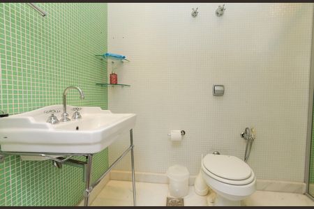 Casa à venda com 596m², 4 quartos e 8 vagas Casa à venda com 596m², 4 quartos e 8 vagasBANHEIRO 5