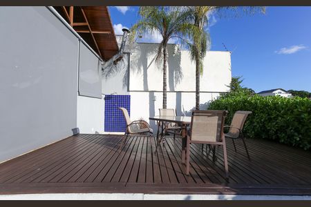 Casa à venda com 596m², 4 quartos e 8 vagas Casa à venda com 596m², 4 quartos e 8 vagasDECK PISCINA