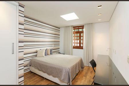 Casa à venda com 596m², 4 quartos e 8 vagas Casa à venda com 596m², 4 quartos e 8 vagasQUARTO 3