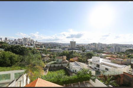 Casa à venda com 596m², 4 quartos e 8 vagas Casa à venda com 596m², 4 quartos e 8 vagasVISTA