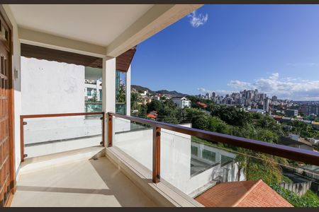 Casa à venda com 596m², 4 quartos e 8 vagas Casa à venda com 596m², 4 quartos e 8 vagasVARANDA DO QUARTO4