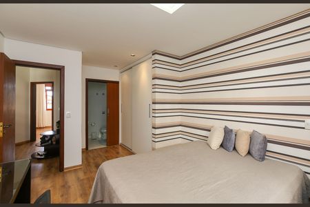 Casa à venda com 596m², 4 quartos e 8 vagas Casa à venda com 596m², 4 quartos e 8 vagasQUARTO 3