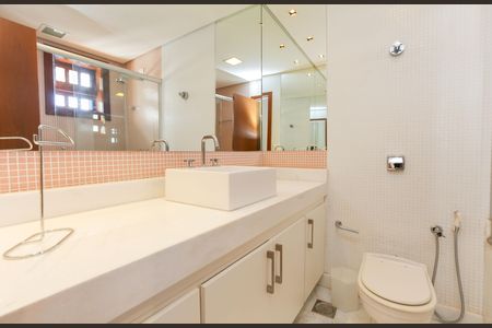Casa à venda com 596m², 4 quartos e 8 vagas Casa à venda com 596m², 4 quartos e 8 vagasBANHEIRO 3