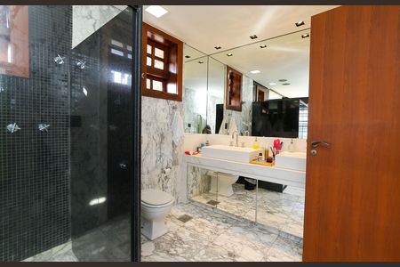Casa à venda com 596m², 4 quartos e 8 vagas Casa à venda com 596m², 4 quartos e 8 vagasBANHEIRO 6