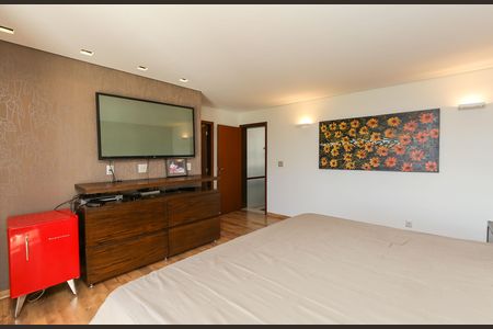 Casa à venda com 596m², 4 quartos e 8 vagas Casa à venda com 596m², 4 quartos e 8 vagasQUARTO 4