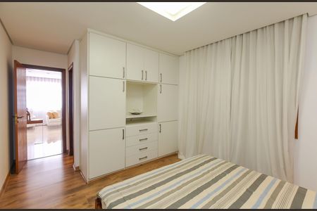 Casa à venda com 596m², 4 quartos e 8 vagas Casa à venda com 596m², 4 quartos e 8 vagasQUARTO 1