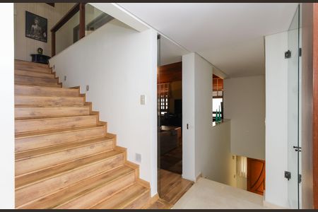 Casa à venda com 596m², 4 quartos e 8 vagas Casa à venda com 596m², 4 quartos e 8 vagasESCADA