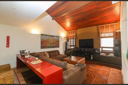 Casa à venda com 596m², 4 quartos e 8 vagas Casa à venda com 596m², 4 quartos e 8 vagasSALA DE TV