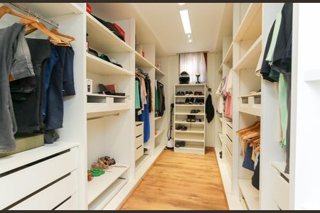Casa à venda com 596m², 4 quartos e 8 vagas Casa à venda com 596m², 4 quartos e 8 vagasCLOSET