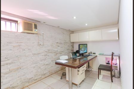 Casa à venda com 596m², 4 quartos e 8 vagas Casa à venda com 596m², 4 quartos e 8 vagasESCRITÓRIO