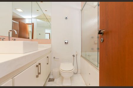 Casa à venda com 596m², 4 quartos e 8 vagas Casa à venda com 596m², 4 quartos e 8 vagasBANHEIRO 3