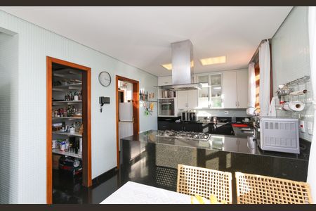 Casa à venda com 596m², 4 quartos e 8 vagas Casa à venda com 596m², 4 quartos e 8 vagasCOZINHA