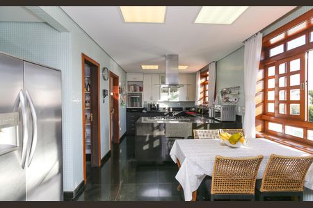 Casa à venda com 596m², 4 quartos e 8 vagas Casa à venda com 596m², 4 quartos e 8 vagasCOZINHA