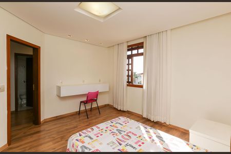 Casa à venda com 596m², 4 quartos e 8 vagas Casa à venda com 596m², 4 quartos e 8 vagasQUARTO 2