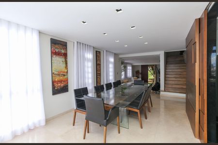 Casa à venda com 596m², 4 quartos e 8 vagas Casa à venda com 596m², 4 quartos e 8 vagasSALA