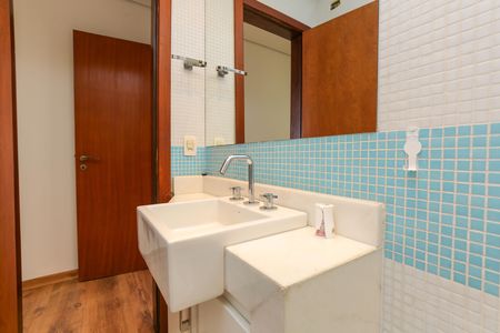 Casa à venda com 596m², 4 quartos e 8 vagas Casa à venda com 596m², 4 quartos e 8 vagasBANHEIRO 1