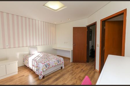 Casa à venda com 596m², 4 quartos e 8 vagas Casa à venda com 596m², 4 quartos e 8 vagasQUARTO 2