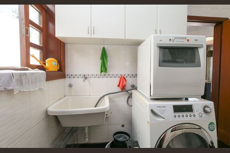 Casa à venda com 596m², 4 quartos e 8 vagas Casa à venda com 596m², 4 quartos e 8 vagasÁREA DE SERVIÇO