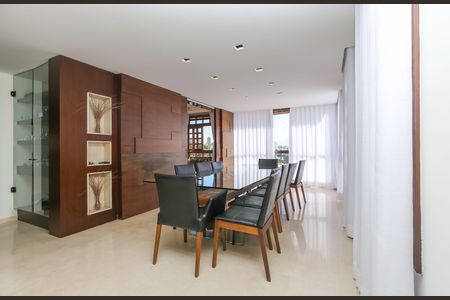Casa à venda com 596m², 4 quartos e 8 vagas Casa à venda com 596m², 4 quartos e 8 vagasSALA
