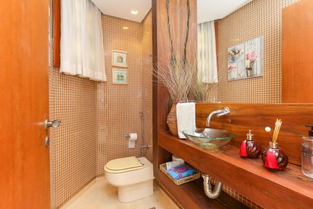 Casa à venda com 596m², 4 quartos e 8 vagas Casa à venda com 596m², 4 quartos e 8 vagasBANHEIRO 2
