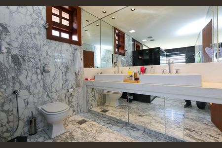 Casa à venda com 596m², 4 quartos e 8 vagas Casa à venda com 596m², 4 quartos e 8 vagasBANHEIRO 6