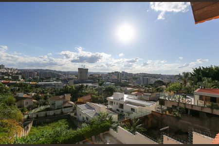 Casa à venda com 596m², 4 quartos e 8 vagas Casa à venda com 596m², 4 quartos e 8 vagasVISTA